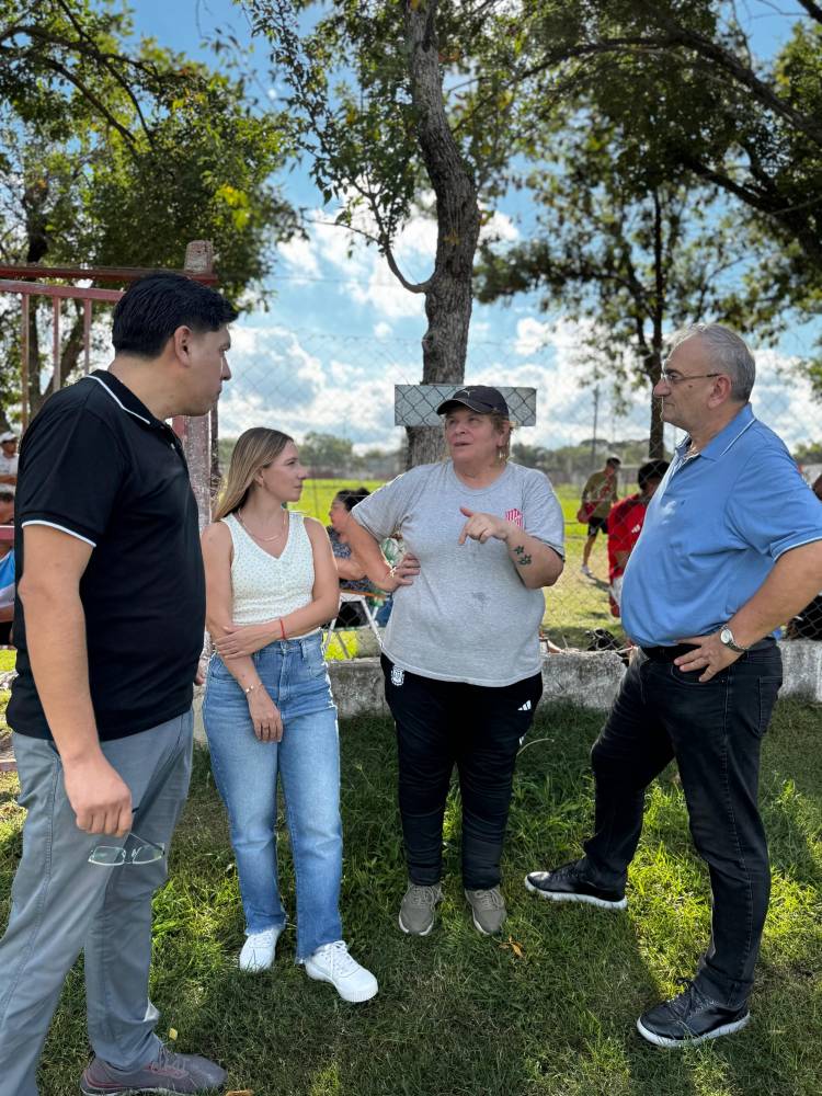 Calvo y Chivallero en el encuentro de fútbol femenino de 9 de Julio de Rafaela