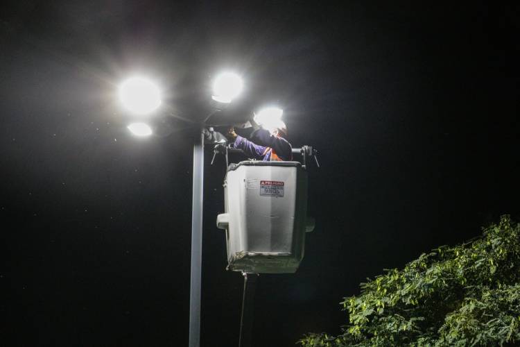 Plan de iluminación: durante abril se trabajará en 13 barrios de la ciudad