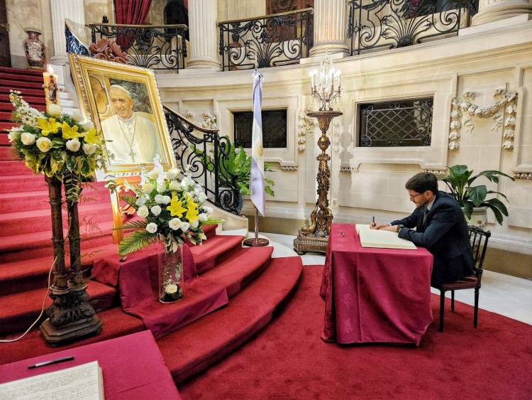 Pullaro en la Nunciatura Apostólica destacó el “llamado a la conciliación por sobre las diferencias” como legado del Papa Francisco