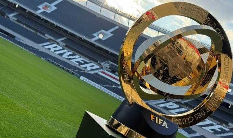 El trofeo del Mundial de Clubes pasó por el estadio Monumental