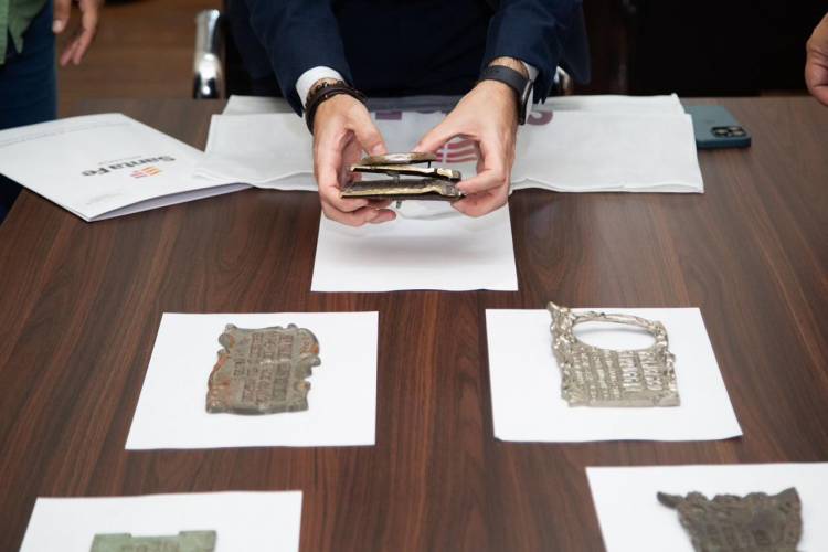 Provincia continúa devolviendo placas de bronce que habían sido sustraídas de cementerios 