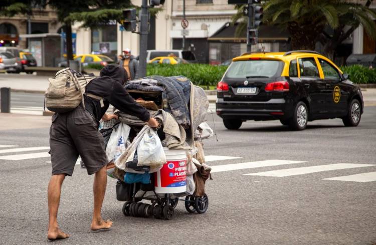 Una familia tipo necesitó $1.110.063 para no ser pobre en abril