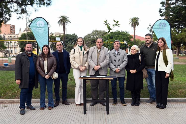 La Municipalidad y ADER firmaron un convenio de padrinazgo para fortalecer el arbolado urbano