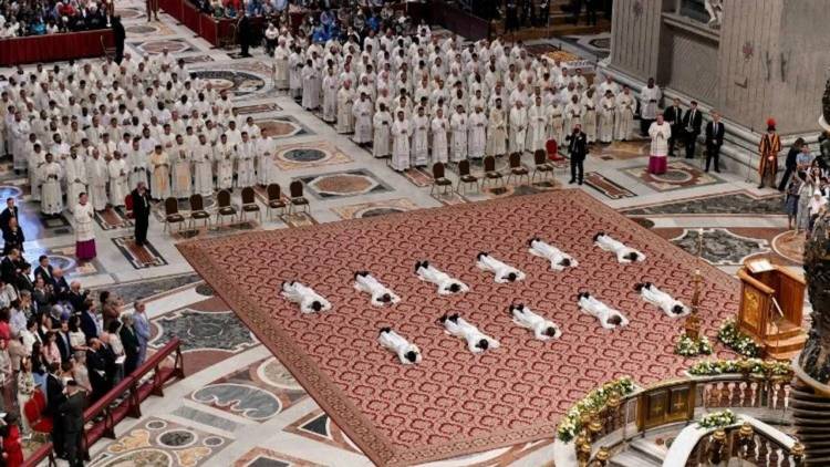 León XIV llamó a los nuevos sacerdotes a "ser creíbles" y "sanar una Iglesia herida"