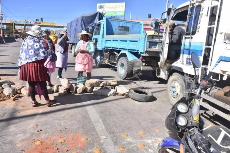 Al menos dos policías muertos y decenas de heridos durante un operativo de desbloqueo de camino en Bolivia