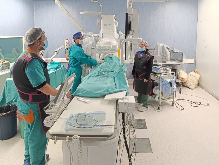 Avance en salud pública: el Hospital Centenario realizó una intervención pionera con un dispositivo que mejora la seguridad de pacientes cardíacos