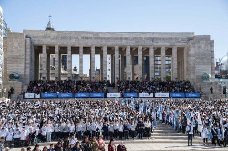 Miles de escolares de todo el país protagonizaron las promesas de lealtad a la Bandera