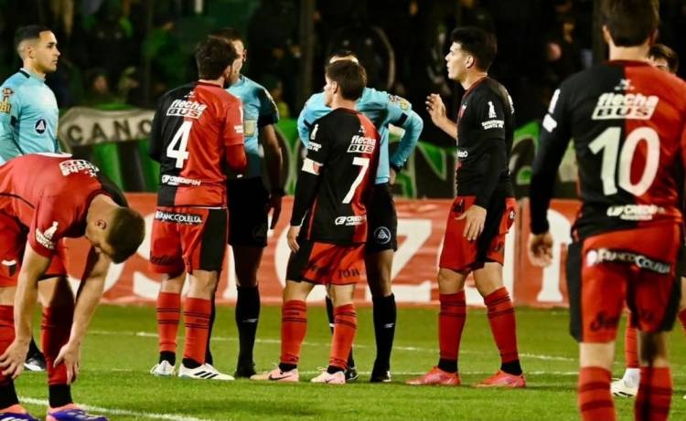 Colón cada vez más lejos del Reducido
