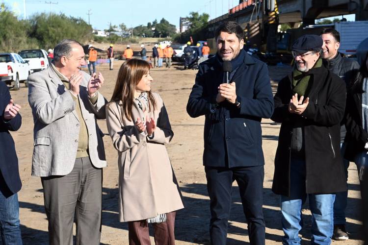 Puente Santa Fe-Santo Tomé: Poletti y Pullaro supervisaron la colocación de los pilotes