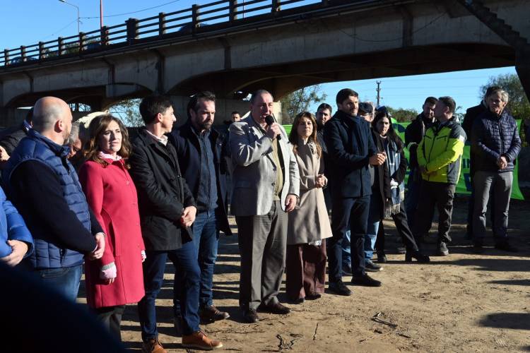 Puente Santa Fe-Santo Tomé: Poletti y Pullaro supervisaron la colocación de los pilotes