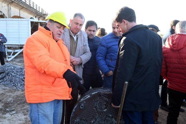 Puente Santa Fe-Santo Tomé: Poletti y Pullaro supervisaron la colocación de los pilotes