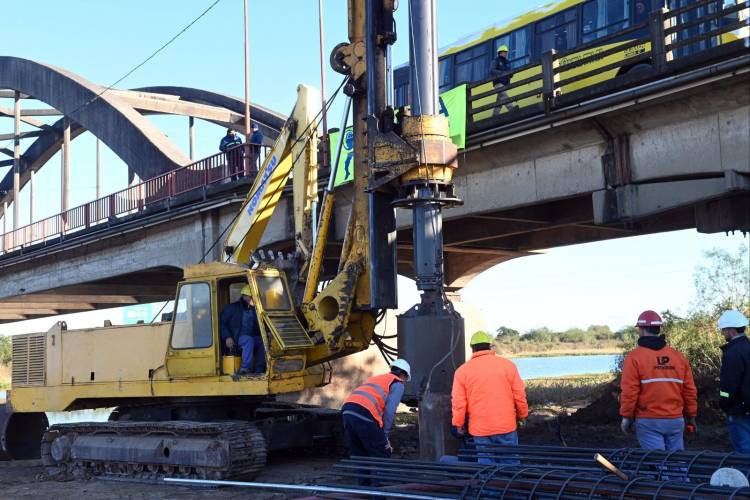 Puente Santa Fe-Santo Tomé: Poletti y Pullaro supervisaron la colocación de los pilotes