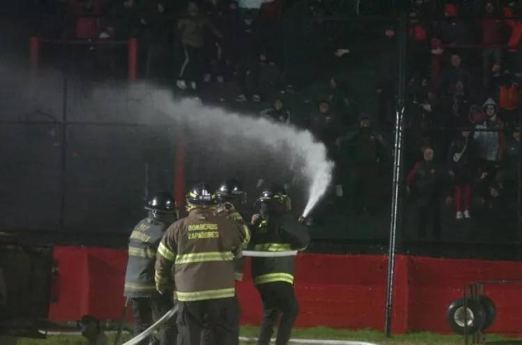 Colón - Mitre, suspendido por serios incidentes en el Brigadier