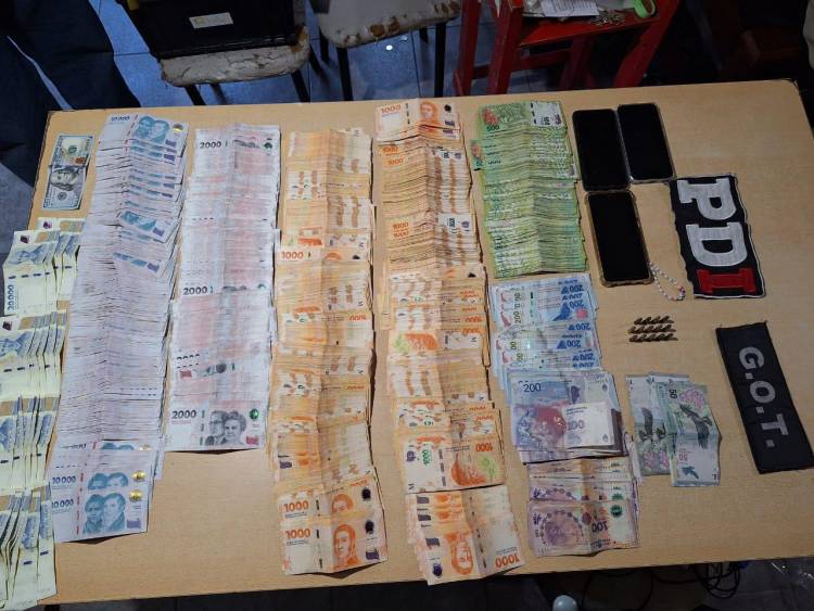 Allanamientos por microtráfico: aprehendidos y secuestro de armas, drogas y más de 8 millones de pesos en Rosario