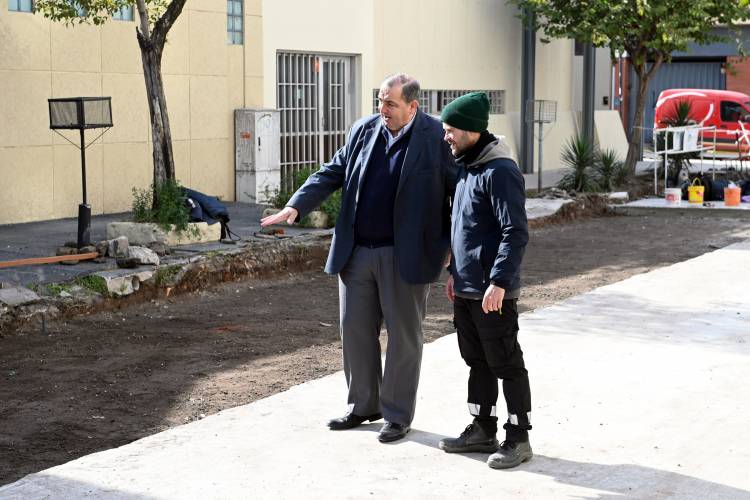 Obras en espacios públicos: Poletti supervisó avances en plazas y calles