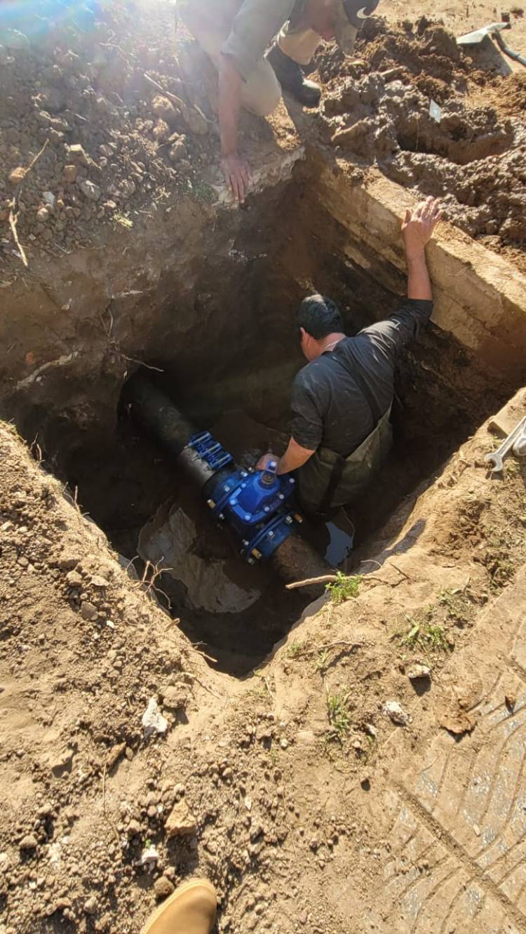 Mantenimiento y colocación de válvulas esclusas en el tanque General Paz