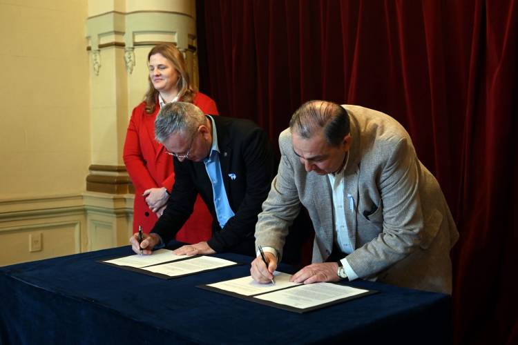 Municipalidad y Provincia firmaron un convenio para concluir las obras en el Teatro Municipal