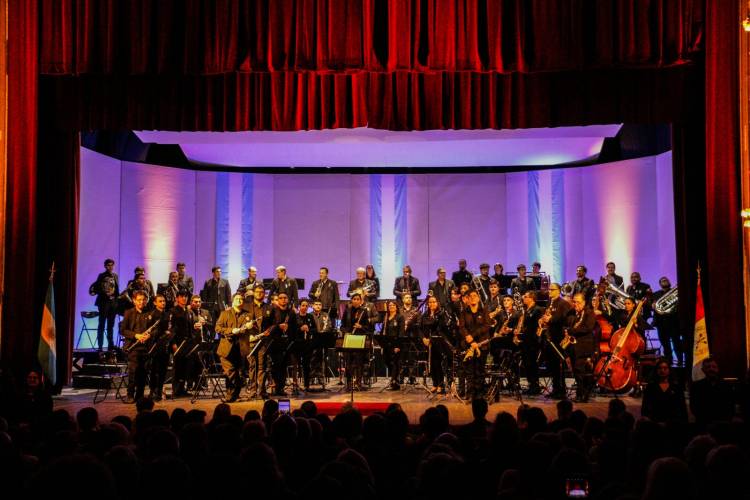 El Teatro Municipal se vistió de gala por el Día de la Independencia 