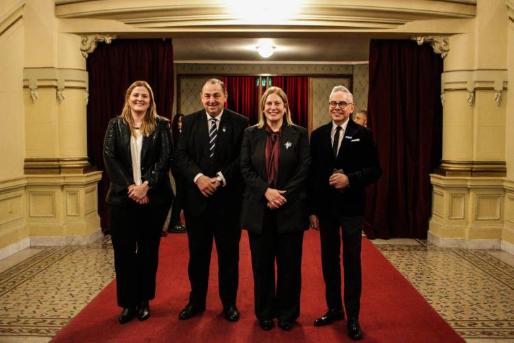 El Teatro Municipal se vistió de gala por el Día de la Independencia 