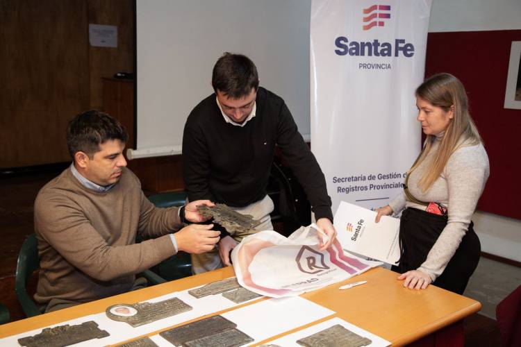 Provincia ya reintegró a más de 30 familias placas robadas de cementerios