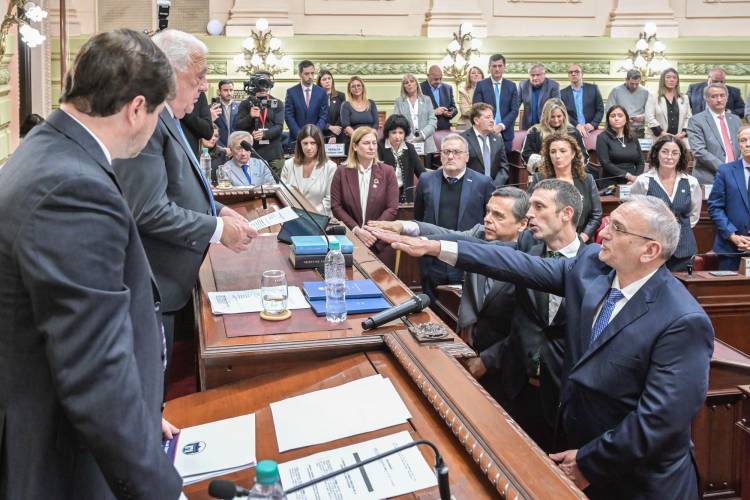 Alcides Calvo juró como convencional constituyente 