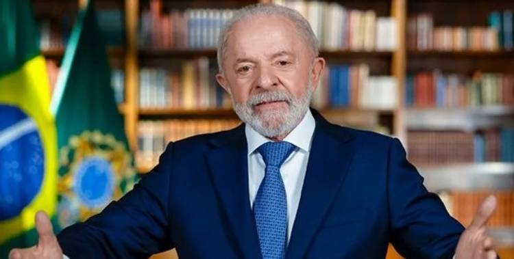 Lula anunció que buscará la reelección para evitar el retorno de "una banda de lunáticos"