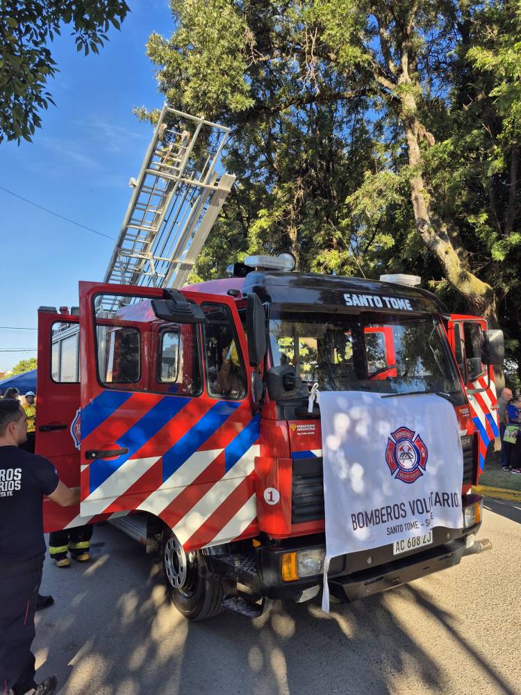 El Cuartel de Bomberos Voluntarios presentó su primer camión autobomba