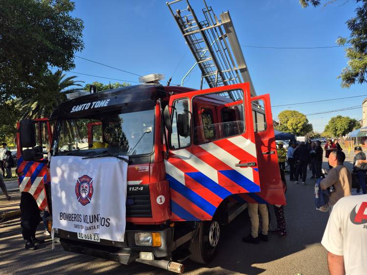 El Cuartel de Bomberos Voluntarios presentó su primer camión autobomba