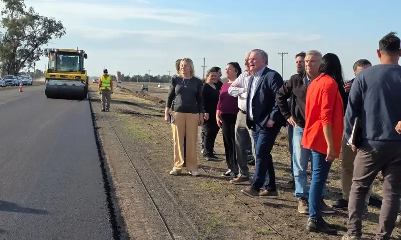 Michlig recorrió obras de repavimentación sobre RP23 y entregó Créditos Apícolas por más de $50 millones