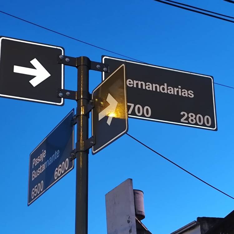 El Municipio colocó más de 30 carteles nomencladores en las esquinas de la ciudad