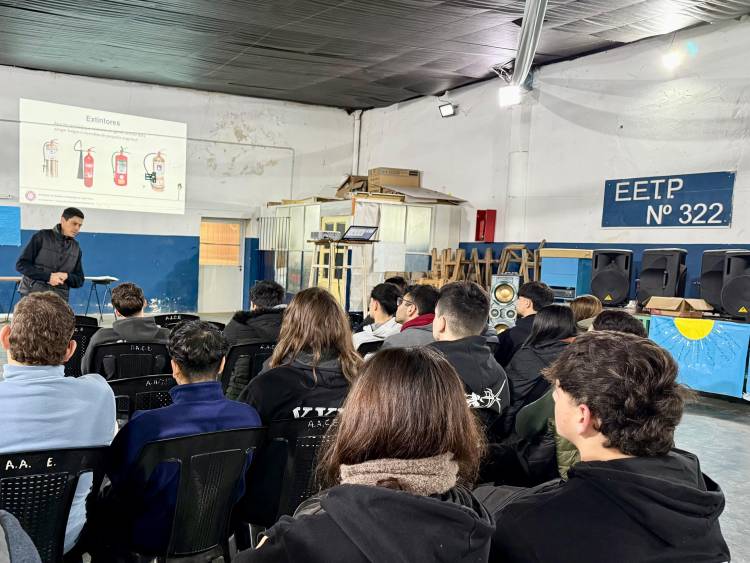 Capacitación en manejo de extintores dictada por Bomberos Voluntarios para estudiantes secundarios de Santo Tomé