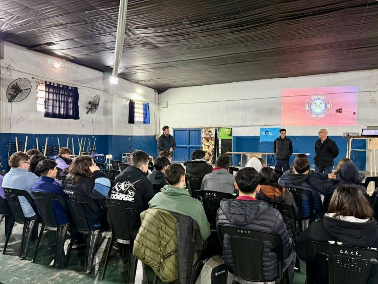 Capacitación en manejo de extintores dictada por Bomberos Voluntarios para estudiantes secundarios de Santo Tomé
