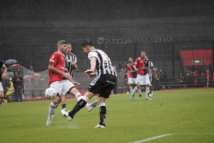 Colón y una dolorosa derrota ante Gimnasia de Mendoza