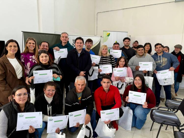 Entrega de herramientas y certificados a egresados de los cursos de Empleo Verde