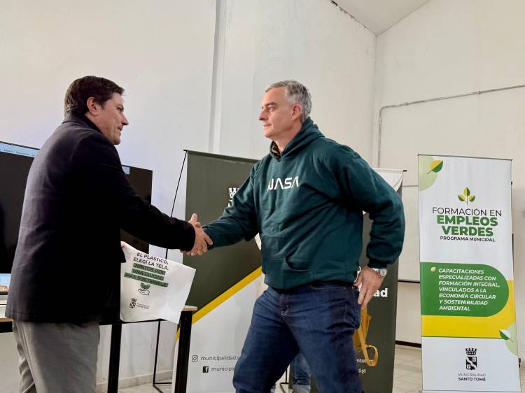 Entrega de herramientas y certificados a egresados de los cursos de Empleo Verde