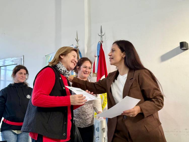 Entrega de herramientas y certificados a egresados de los cursos de Empleo Verde