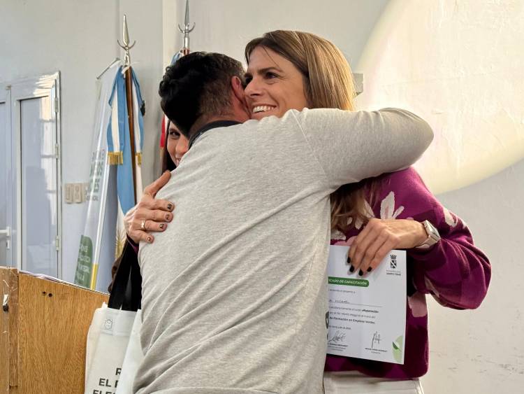 Entrega de herramientas y certificados a egresados de los cursos de Empleo Verde