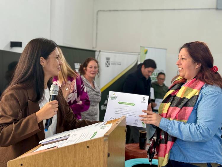 Entrega de herramientas y certificados a egresados de los cursos de Empleo Verde