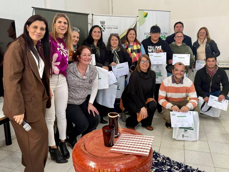 Entrega de herramientas y certificados a egresados de los cursos de Empleo Verde