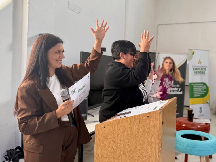 Entrega de herramientas y certificados a egresados de los cursos de Empleo Verde