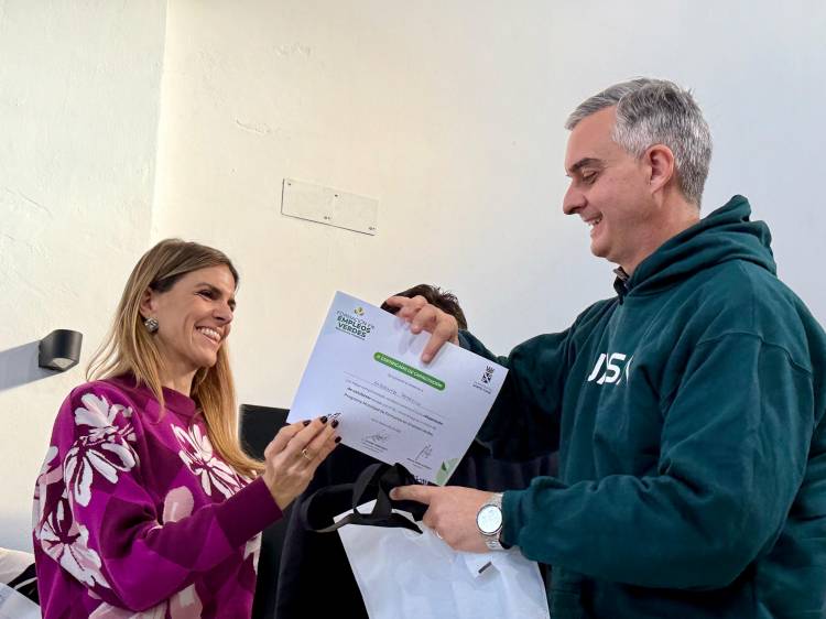 Entrega de herramientas y certificados a egresados de los cursos de Empleo Verde