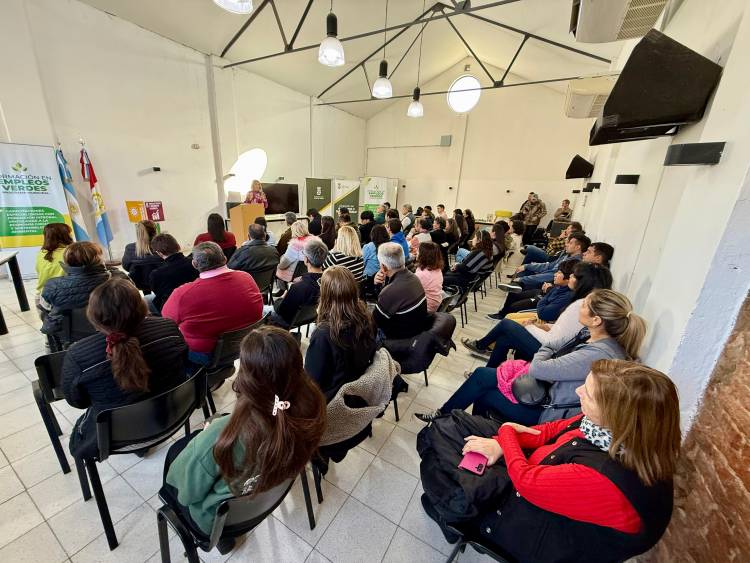 Entrega de herramientas y certificados a egresados de los cursos de Empleo Verde