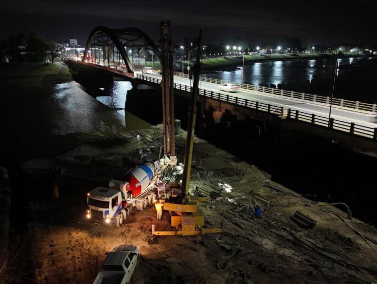 De día y de noche, avanza a paso firme la construcción del nuevo Puente Santa Fe-Santo Tomé