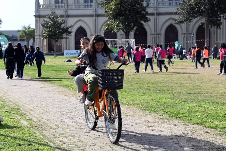 El programa Deportes y Recreación en tu Barrio llegó a Plaza del Folklore