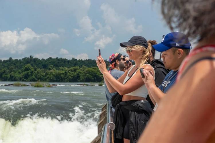 El truco de los turistas para ir a las Cataratas: duermen en Brasil, compran en Paraguay y pasean en Argentina