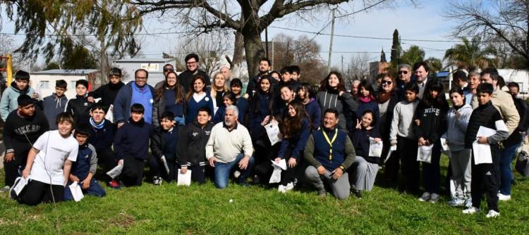 La Defensoría del Pueblo, presente en Villa Constitución con su Oficina Móvil y actividades por el Mes del Árbol