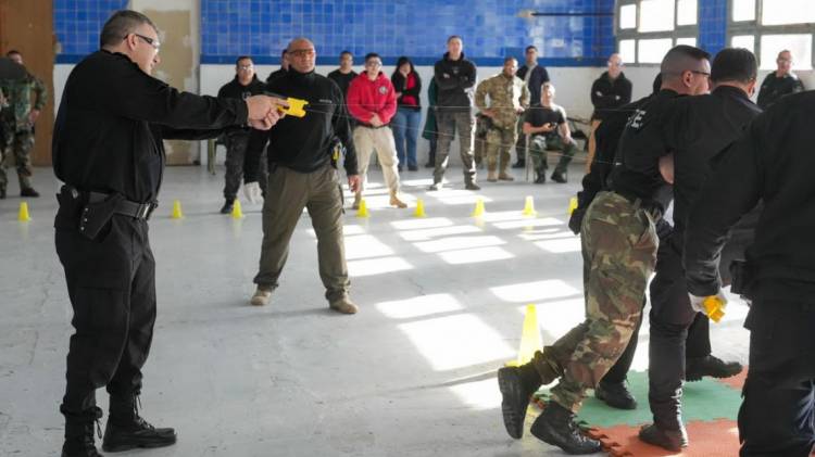Seguridad: Santa Fe comenzó la formación de policías en el uso de pistolas Taser