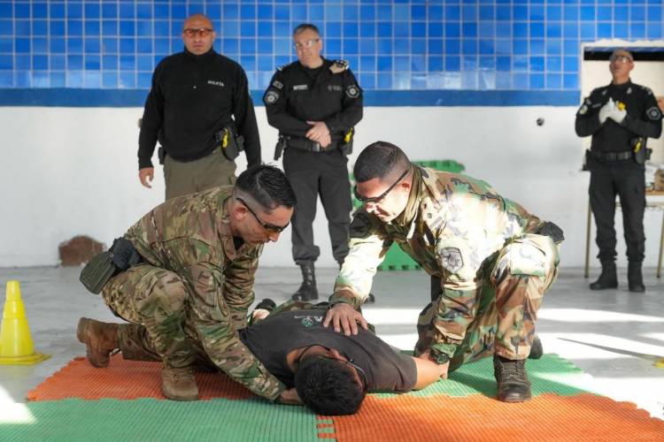 Seguridad: Santa Fe comenzó la formación de policías en el uso de pistolas Taser