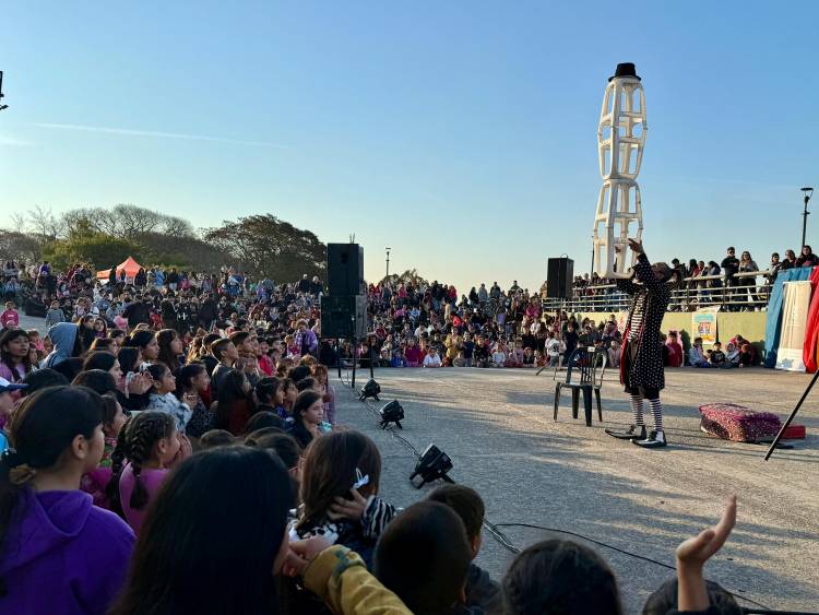 Con un movimiento de más de 15 mil personas el municipio festejó el Dia del Niño en la costanera santotomesina