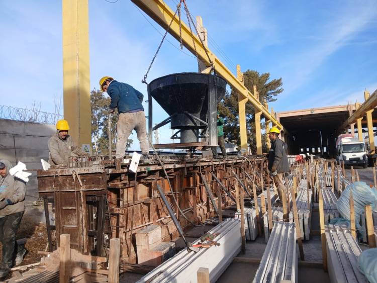 Provincia hormigonó las primeras 3 columnas del Nuevo Puente Carretero